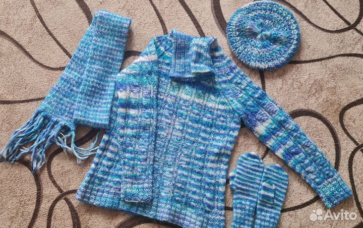 Женский вязаный комплект