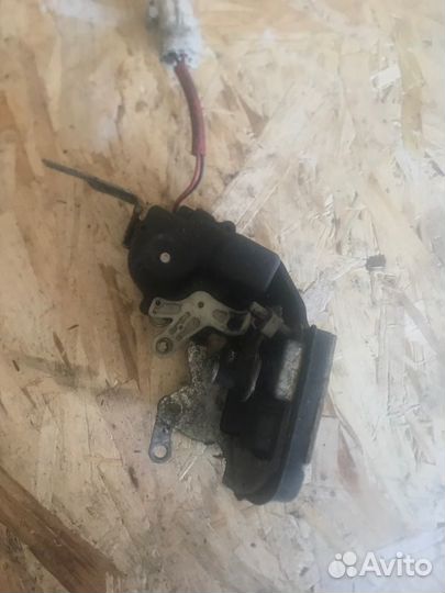 Замок двери задний правый Toyota Camry SV32 3SFE