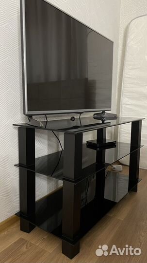 Стеклянная тумба под тв