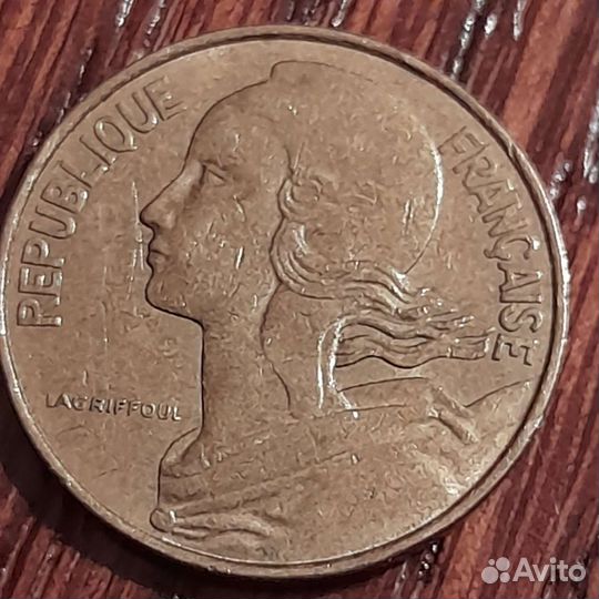 Монеты 10 и 20 сантимов франция