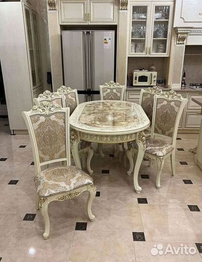 Обеденный стол и стулья