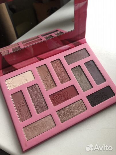 Палетка теней Essence