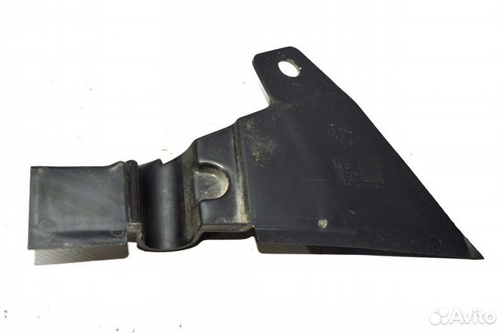 Пластиковая крышка торпеды у подножья пассажира DA