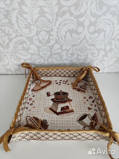 Хлебница-сухарница из гобелена