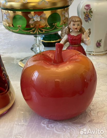 Ваза рубин 32 см Богемия. Яблоко красное фарфор