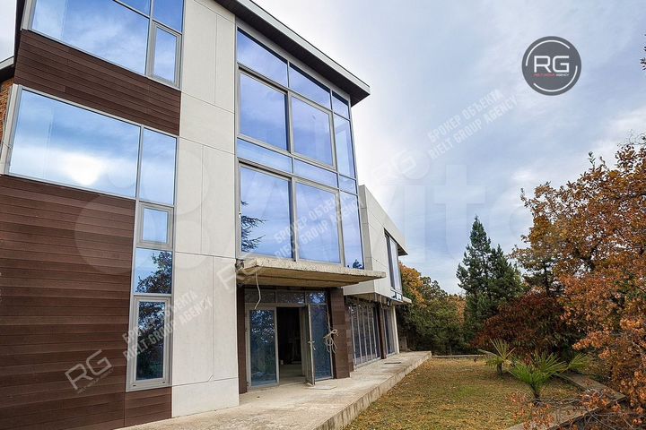 Коттедж 639 м² на участке 20 сот.