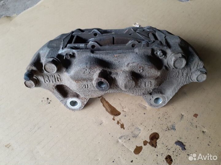 Суппорт передний правый Toyota Hilux 2005-2015