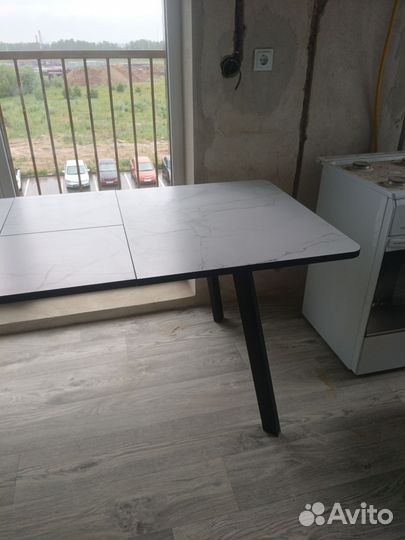 Стол - новый, кровать - новая