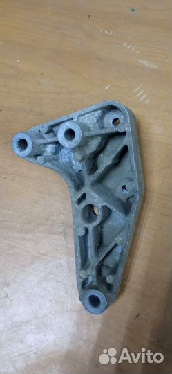 90575142 кронштейн МКПП Опель Астра Н