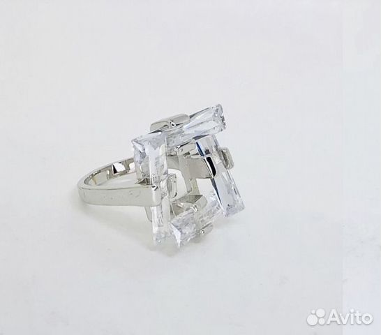 Серебристое кольцо с кристаллами