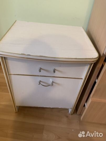 Компьютерные столы, тумбочки, кресло