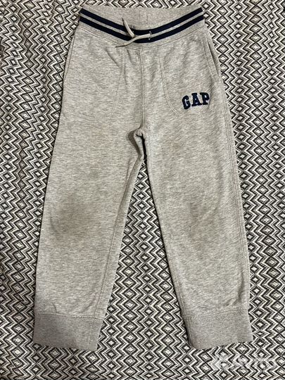 Детский серый спортивный костюм GAP