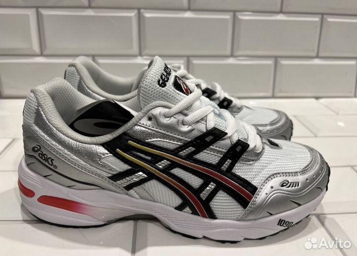 Комфортные кроссовки Asics Gel 1090