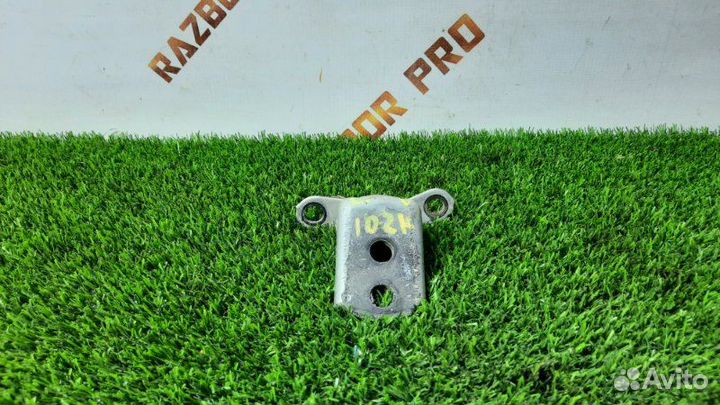 Петля двери нижняя задняя левая Nissan Skyline V35