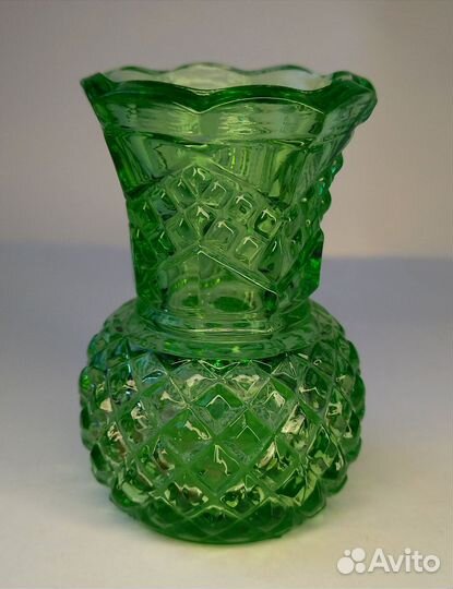 Старинная вазочка бутоньерка зелёное стекло