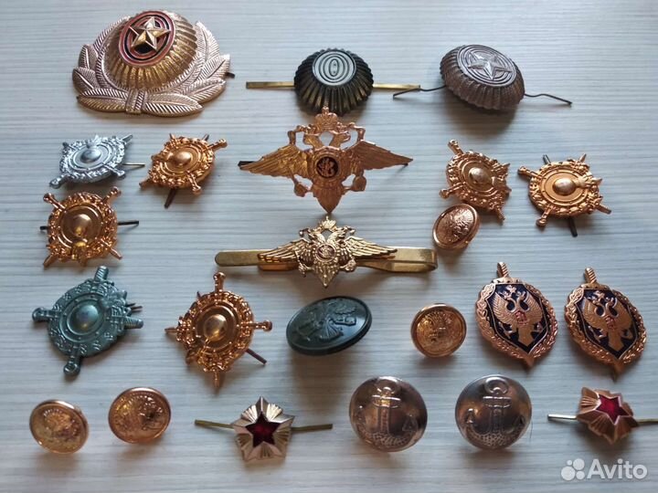 Армейская фурнитура, пуговицы, кокарды одним лотом