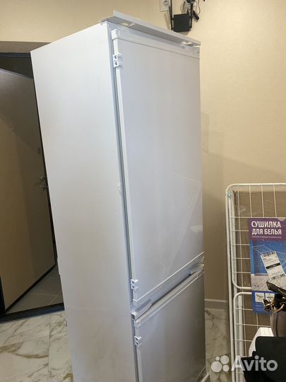 Холодильник встраиваемый новый