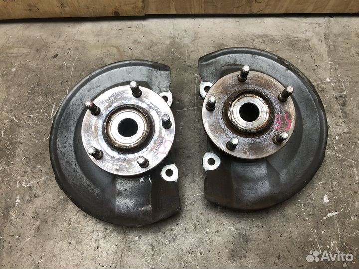 Кулак передний левый правый лансер 10