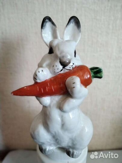Статуэтки «Заяц с морковкой» 