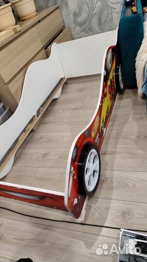 Детская кровать-машинка