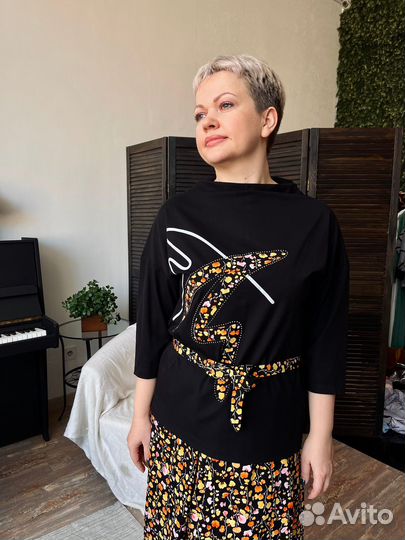 Костюм с юбкой яркий принт размер 48,50