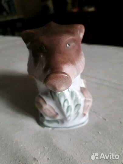 Фарфоровая статуэтка кабан