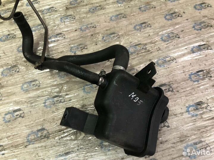 Бачок гура передний Mitsubishi Carisma седан