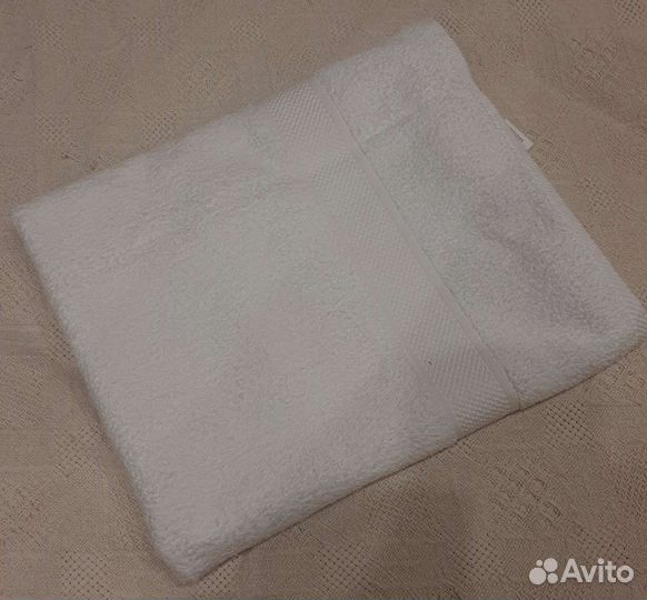 Белое новое махровое полотенце 100180