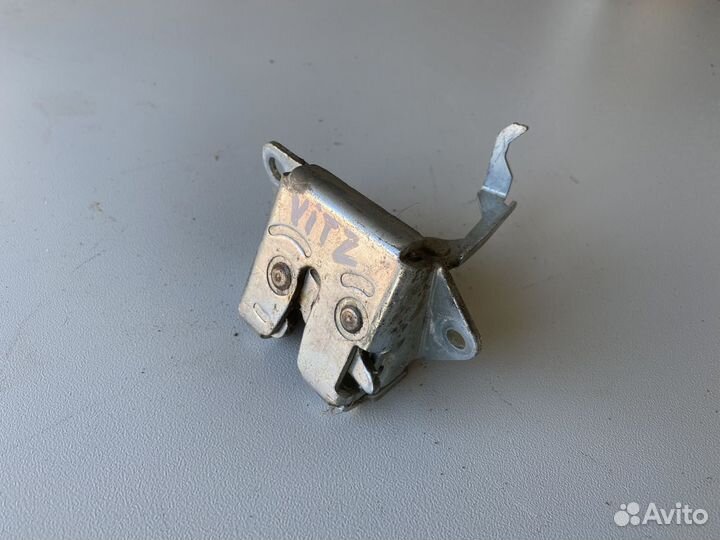 Замок двери багажника toyota vitz yaris