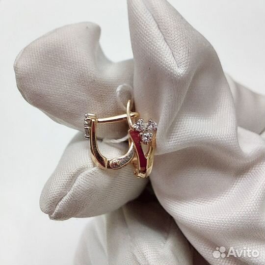 Золотые серьги с камнем