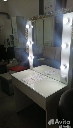 Туалетный столик с зеркалом и подсветкой