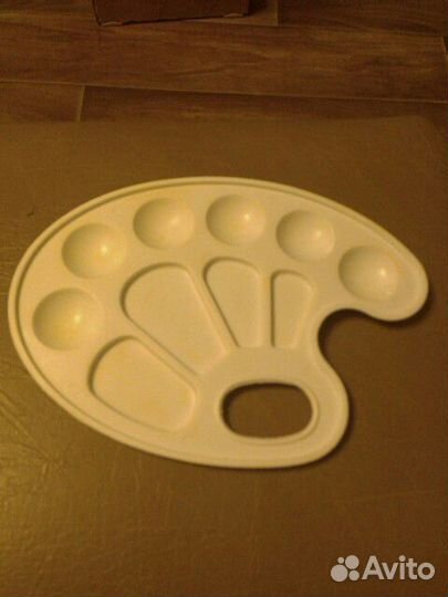 Столик и стаканы для рисования