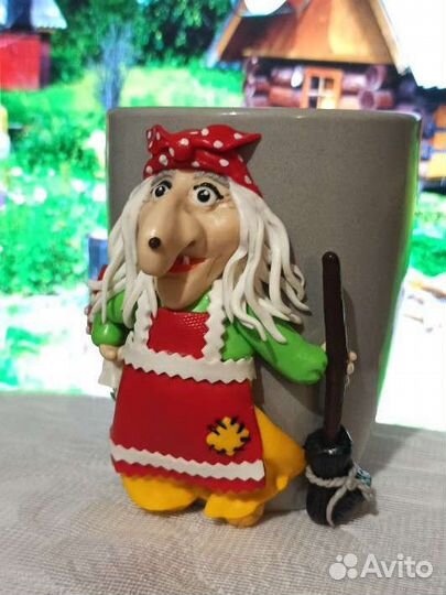 Кружка с декором из полимерной глины Баба Яга