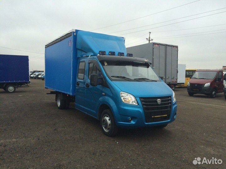 Водитель на своем грузовом транспорте