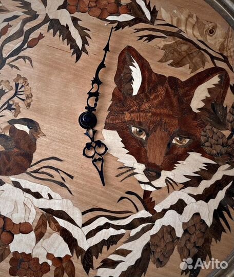 Круглые часы и панно маркетри