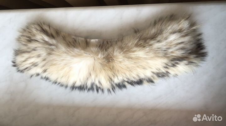 Воротник из меха енота