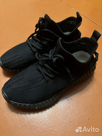 Кроссовки женские