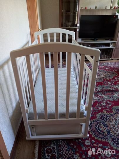 Кровать детская с маятником