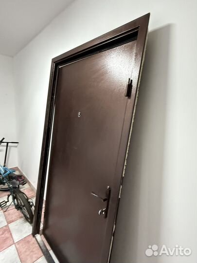 Дверь входная металлическая правая бу