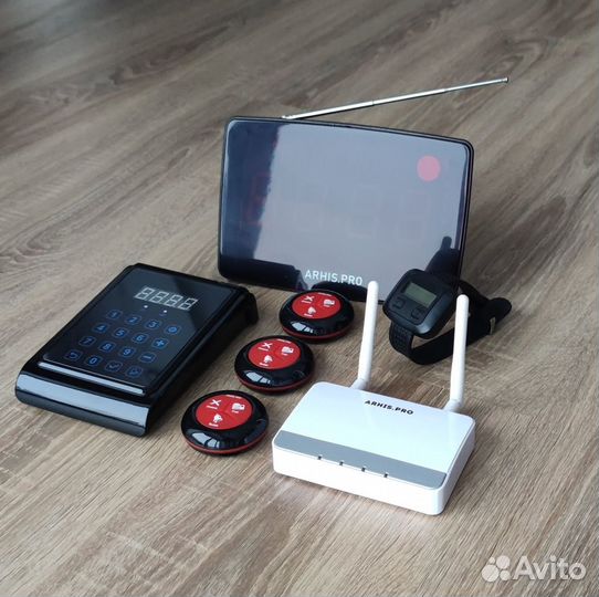 Кнопка вызова персонала, официанта, мастера и часы