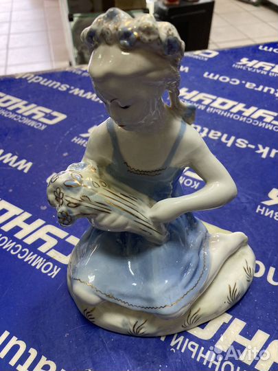 Фарфоровая статуэтка 