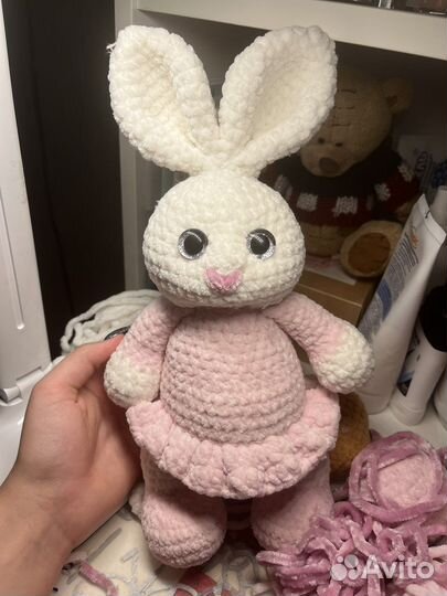 Вязанная игрушка зайка