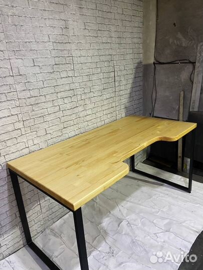 Стол компьютерный в стиле лофт с вырезом