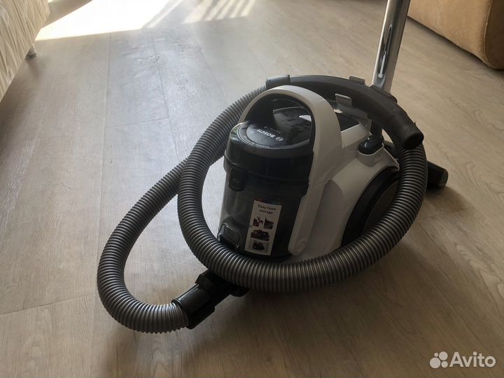 Пылесос камерный Bosch BGS05A225 белый