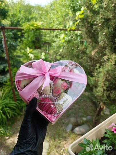 Клубника в шоколаде, сердце, букеты из клубники