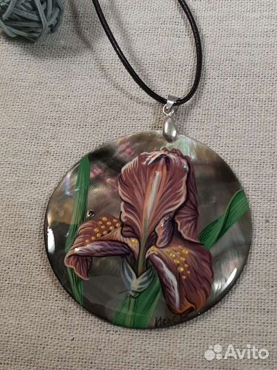 Подвеска кулон Ирис из перламутра с росписью