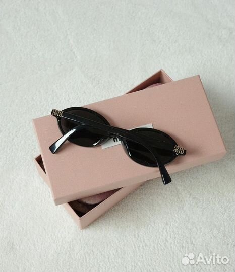 Солнцезащитные очки Miu Miu regard хит