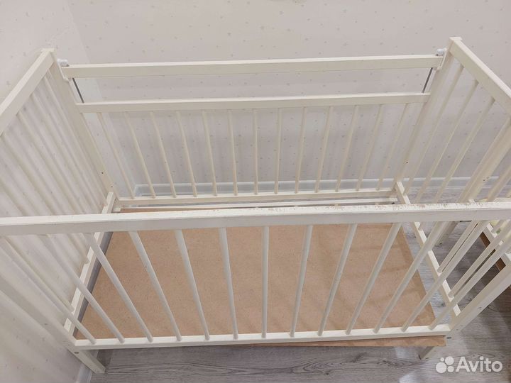 Детская кроватка с маятником