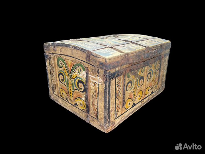 Старинный расписной сундук
