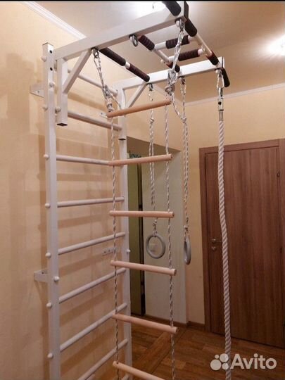 Шведская стенка металлическая с турником рукоходом